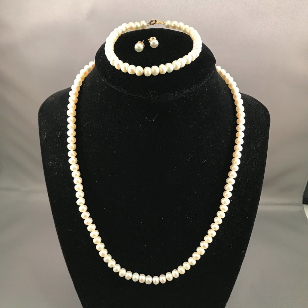 3 pc pearl Necklace Bracelet Earring Set beautiful
